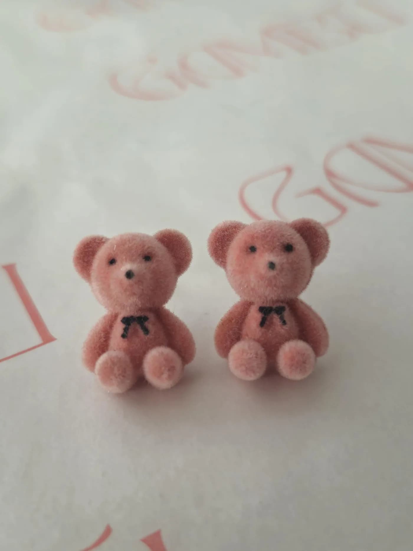 Pembe Kadife Dokulu Ayıcık Paslanmaz Çelik Çivili Küpe