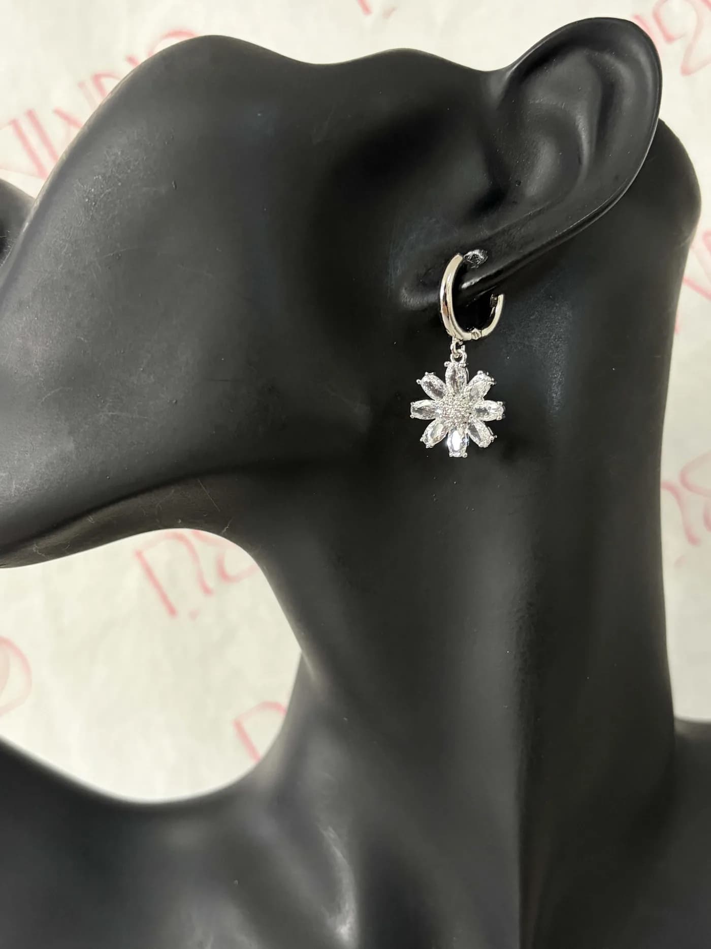 Gümüş Renk Papatya Model Zirkon Taşlı Sallantılı Halka Küpe