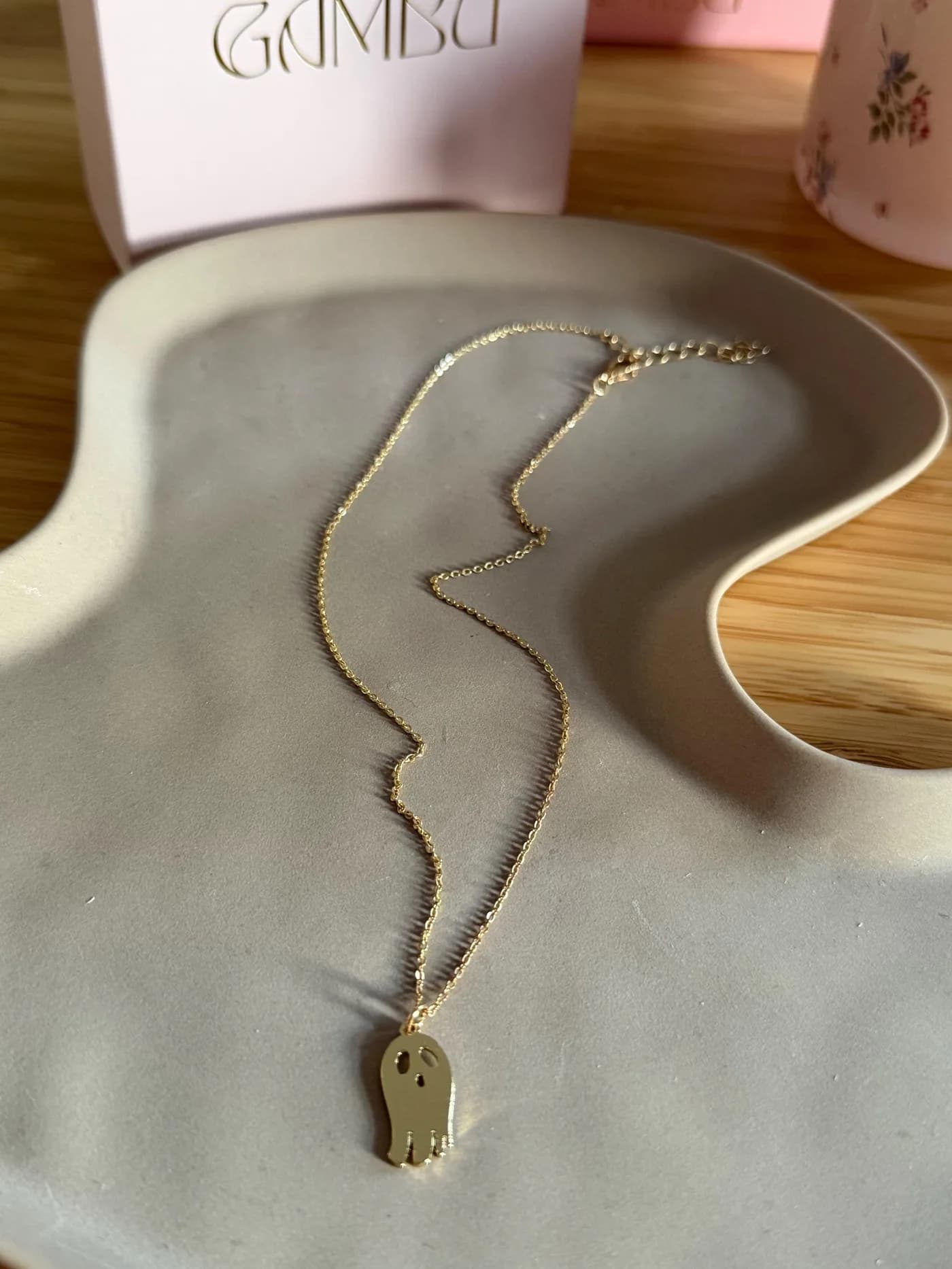 Altın Renk Minimalist Hayalet Tasarımlı Kadın Kolye