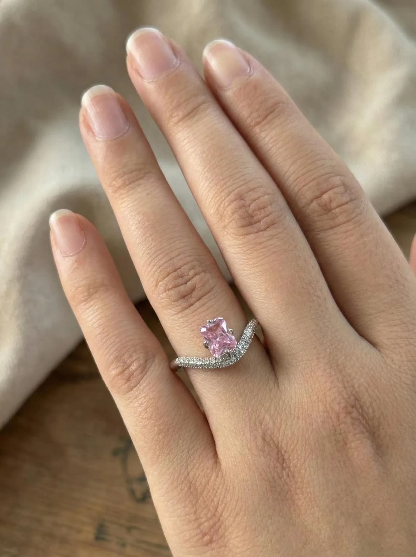 Pembe Zirkon Taşlı Gümüş Renk Asimetrik Çelik Yüzük