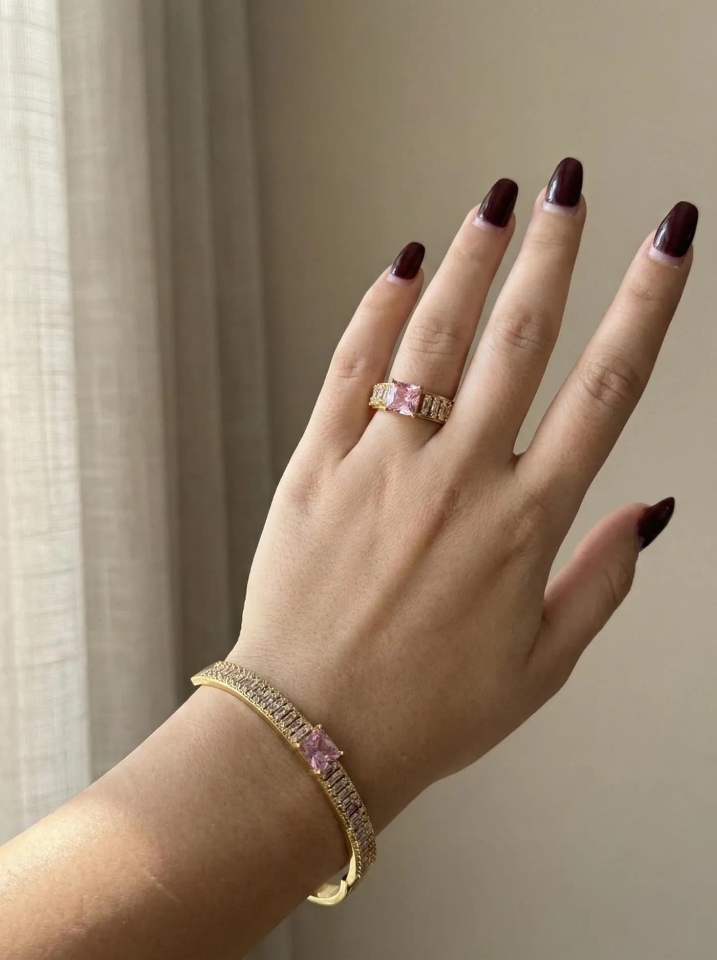 Pembe Taşlı Altın Renk Kelepçe Bileklik ve Yüzük Seti