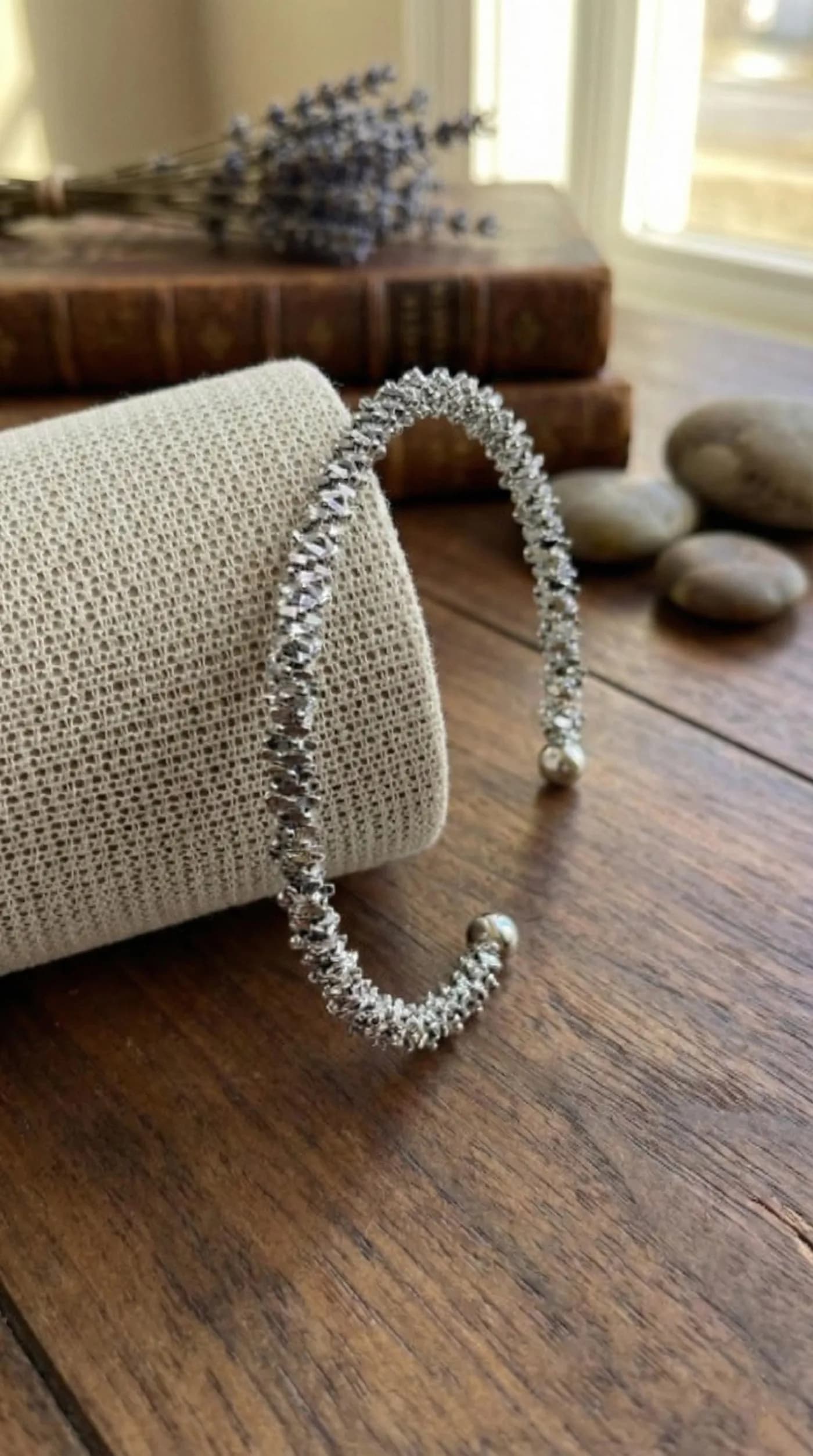 Gümüş Renk Dokulu ve Facetli Açık Minimalist Kelepçe Bilezik